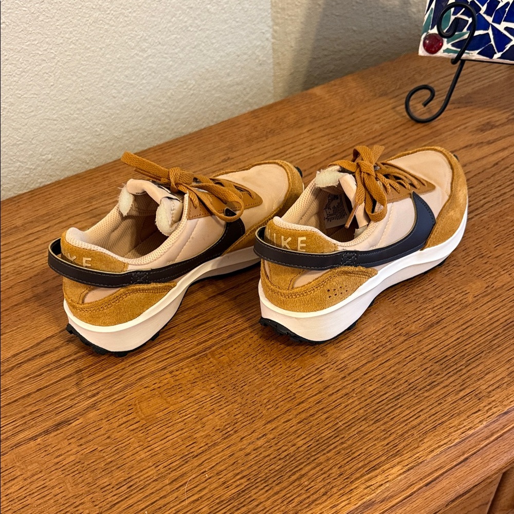 Women’s Nike waffle Debut size 6. Gently worn.